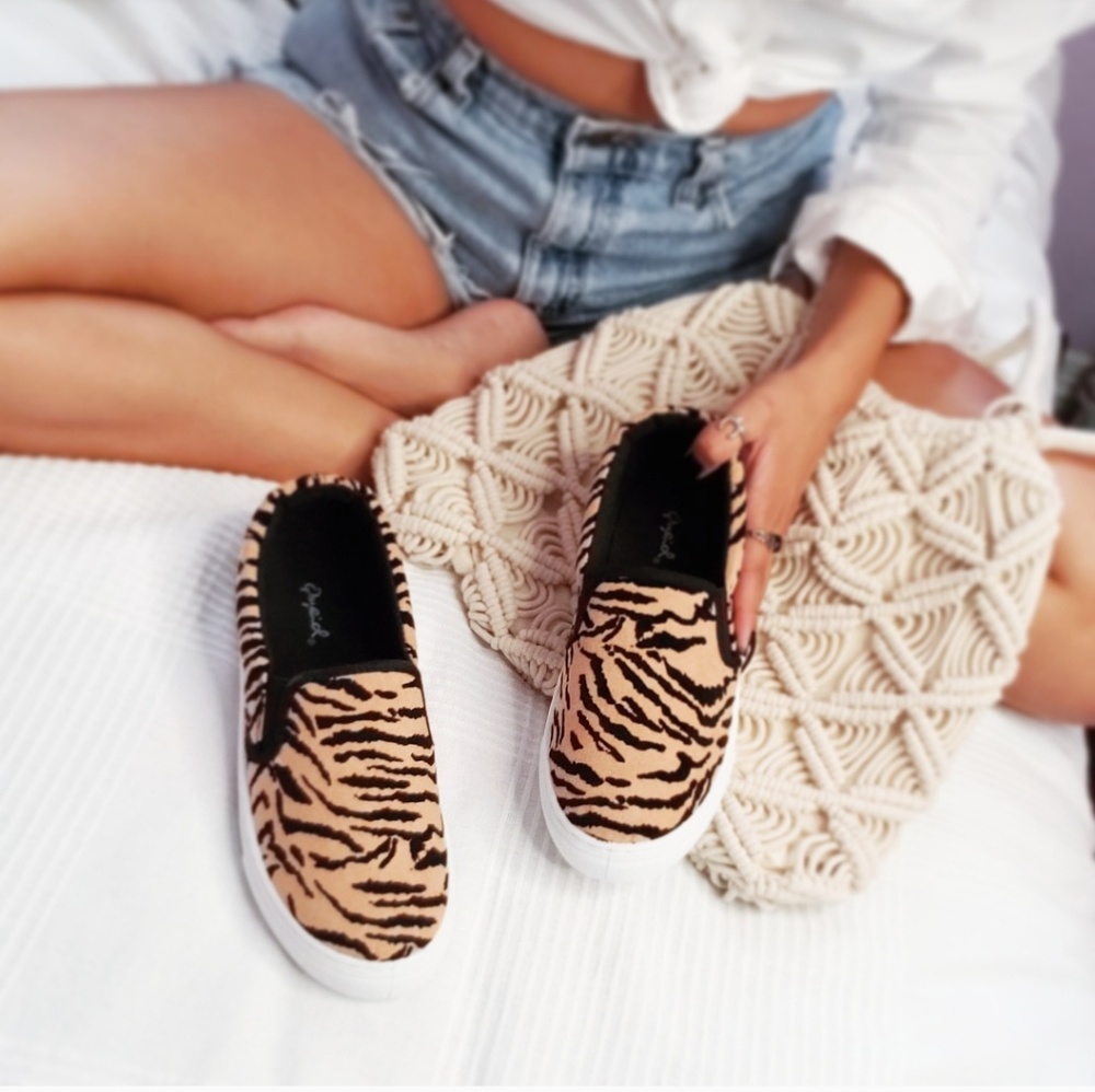 ποΈ//The Zorah// slip on tiger print sneaker - Picture 5 of 6